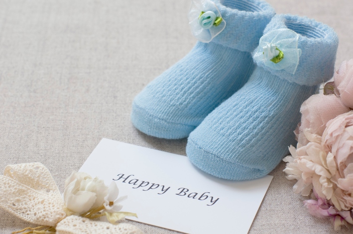 【出産祝いのメッセージカード】贈る相手別の例文と人気ギフトをご紹介