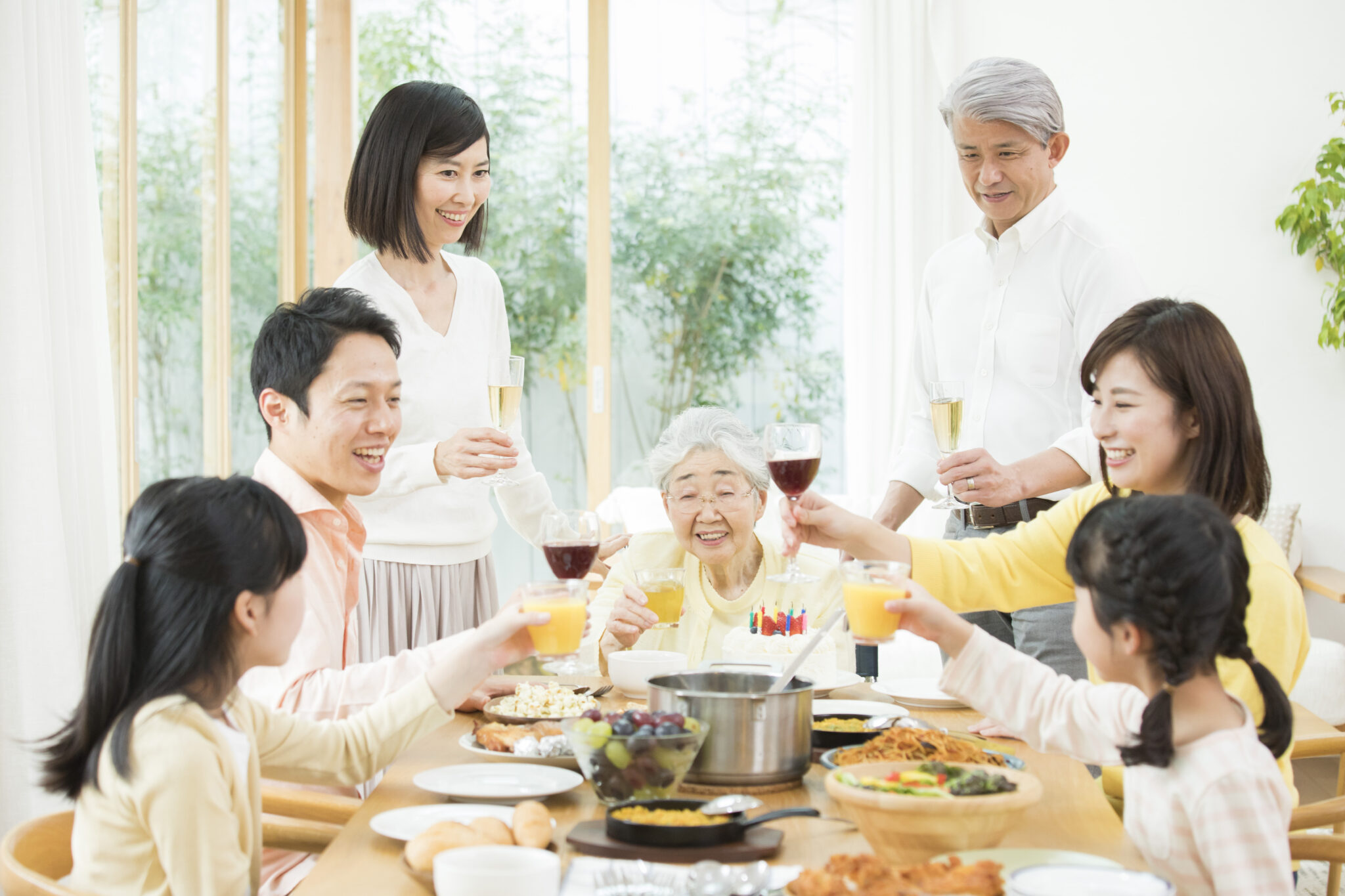 長寿祝いには種類があるの?意味や由来と祝い方のポイントについて詳しく解説! | カタログギフトのハーモニック ギフトメディア