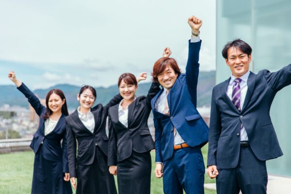 【永年勤続表彰】従業員に喜ばれるアイテムの選び方とポイントを解説 | カタログギフトのハーモニック ギフトメディア