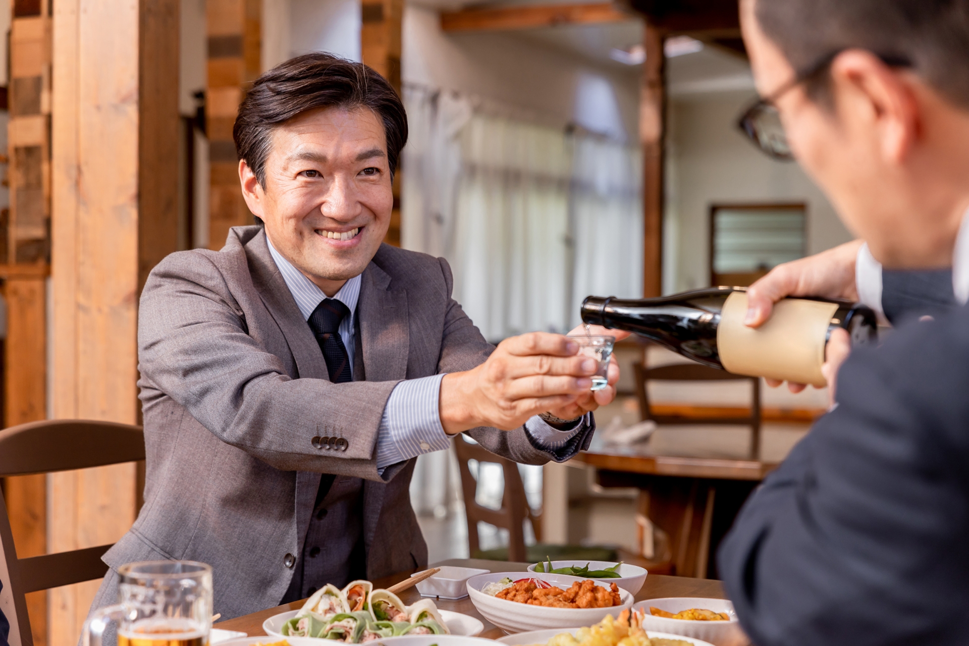 接待で喜ばれる手土産とは?会食の際に好印象を与える贈り物とビジネスマナーについて詳しく紹介 | カタログギフトのハーモニック ギフトメディア