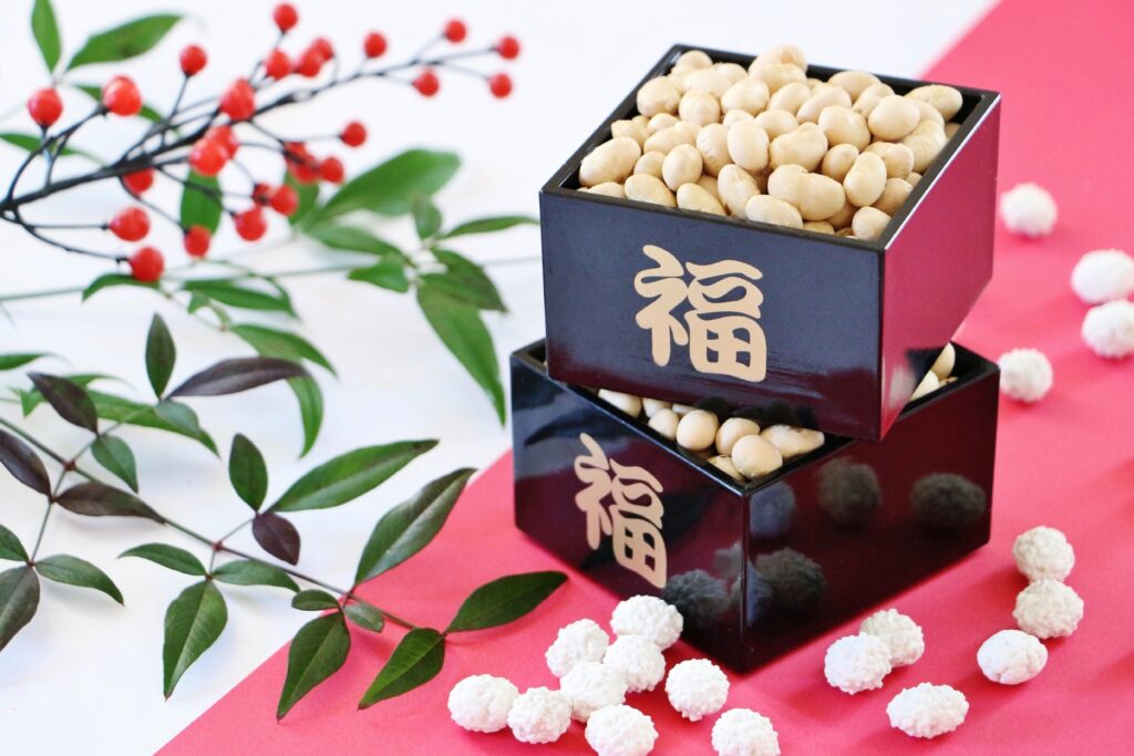 日本の伝統行事「節分」の由来とは?豆まき・恵方巻きの意味や現代の楽しみ方を詳しく解説! | カタログギフトのハーモニック ギフトメディア