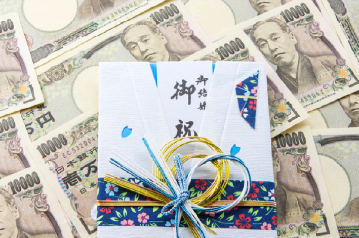 兄弟から結婚祝い100,000円をもらった場合のお返しはどうすべき？