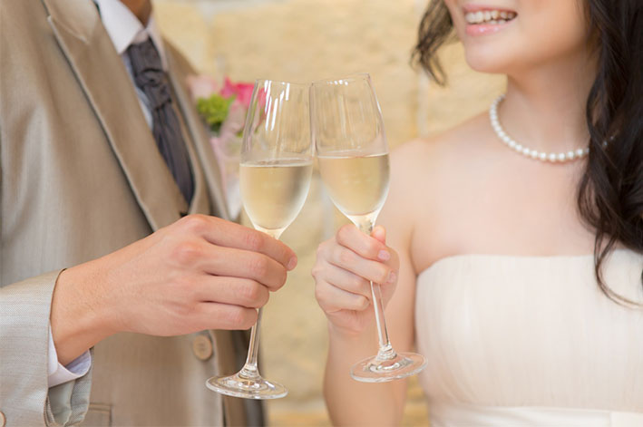 結婚祝いにお酒を渡すのはあり？マナーやおすすめを紹介します